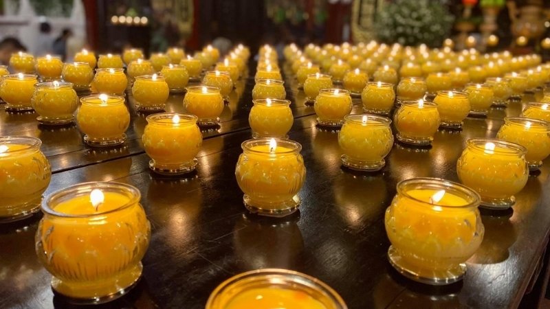 Đèn nến tượng trưng cho trí tuệ quang minh