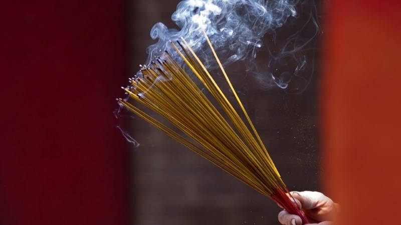 Hương truyền tải nguyện ước, lòng thành kính của Phật tử lên chư Phật