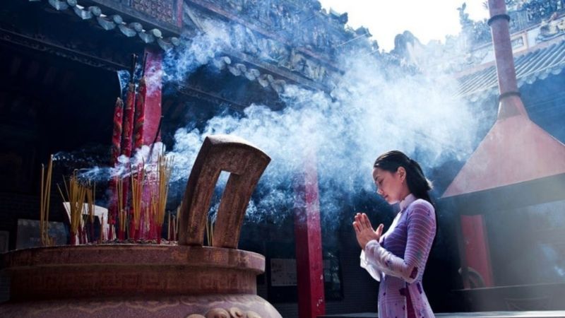 Phụ nữ và những thắc mắc thầm kín khi đi lễ