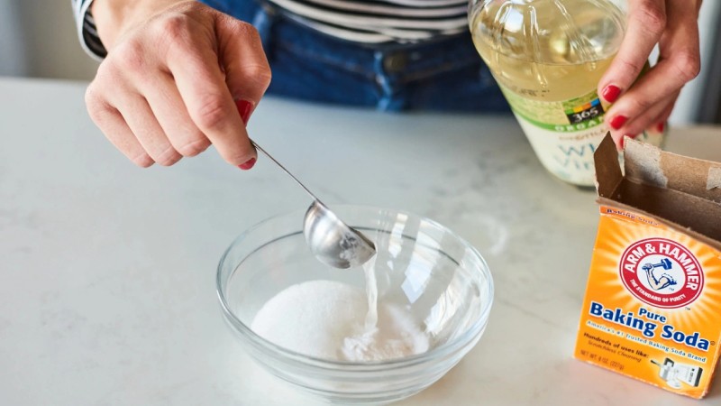 Sử dụng giấm và baking soda