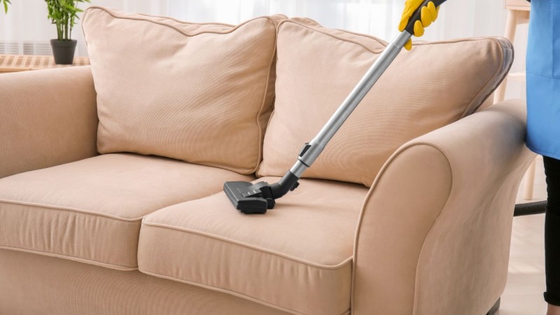 Máy hút bụi thường có hút sạch lông trên sofa nỉ không?