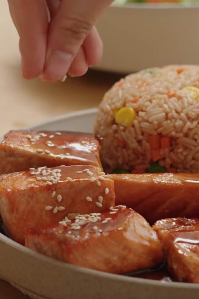 Công thức làm cơm rang cá hồi xốt teriyaki đậm vị, chuẩn Nhật tại nhà