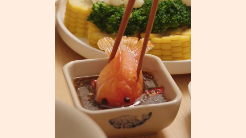 Thưởng thức há cảo cá vàng