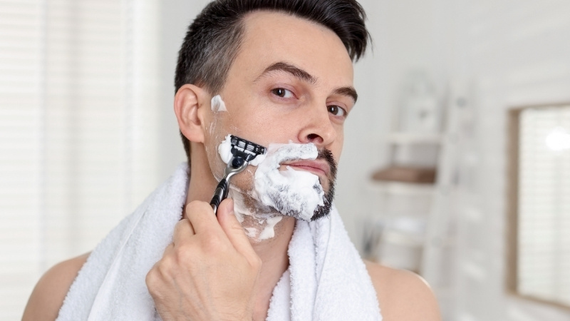 Làm mềm râu, dùng bọt cạo, cạo nhẹ theo chiều lông và rửa sạch bằng nước lạnh