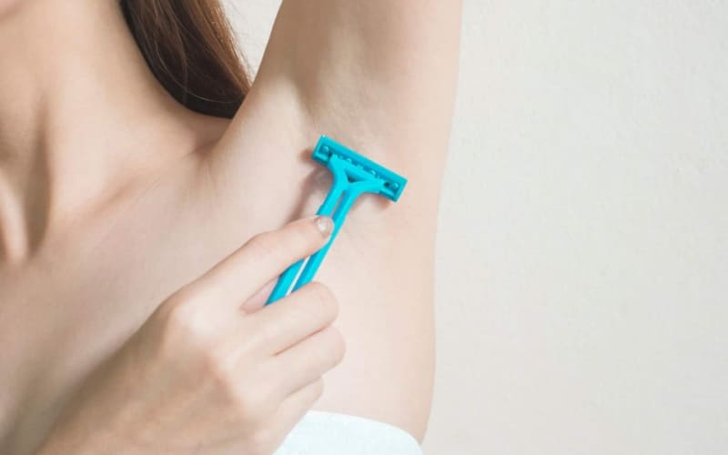 Cạo lông nách có bị thâm không? Cạo lông nách có bị thâm không?
