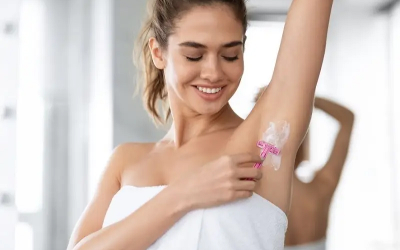 Bước 3: Cạo lông nách Bước 3: Cạo lông nách