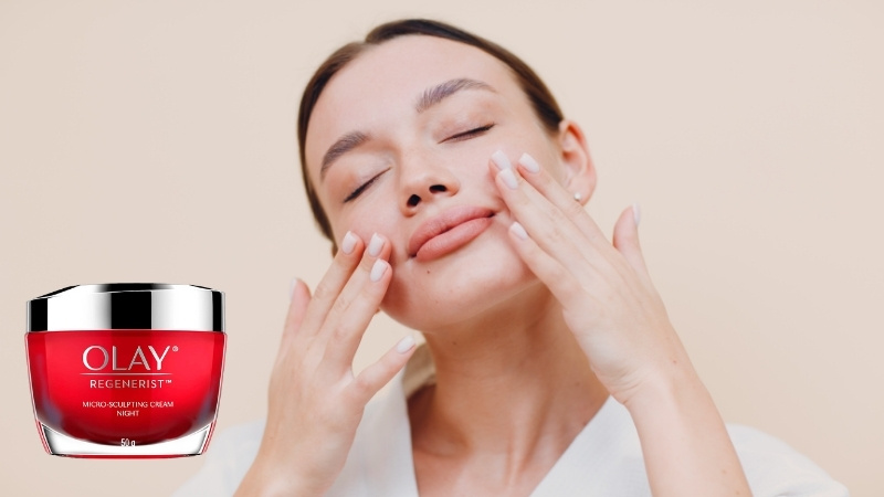 Làm sạch da, thoa serum rồi massage nhẹ nhàng kem lên mặt và cổ mỗi tối