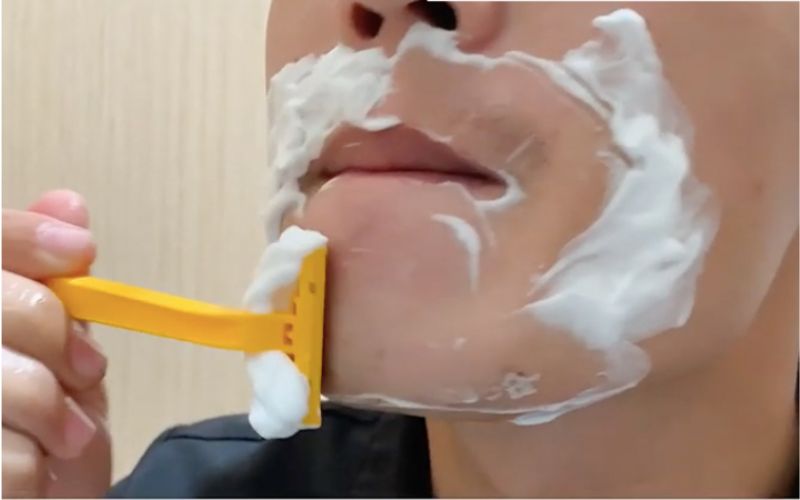 Kem cạo râu giúp cạo sát hơn, đồng thời dưỡng ẩm và bảo vệ da hiệu quả Kem cạo râu giúp cạo sát hơn, đồng thời dưỡng ẩm và bảo vệ da hiệu quảv