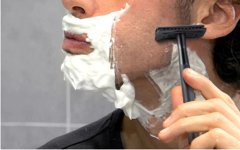 Bọt cạo râu hỗ trợ cạo nhanh, giảm ma sát và tạo cảm giác mát dịu cho da Bọt cạo râu hỗ trợ cạo nhanh, giảm ma sát và tạo cảm giác mát dịu cho da