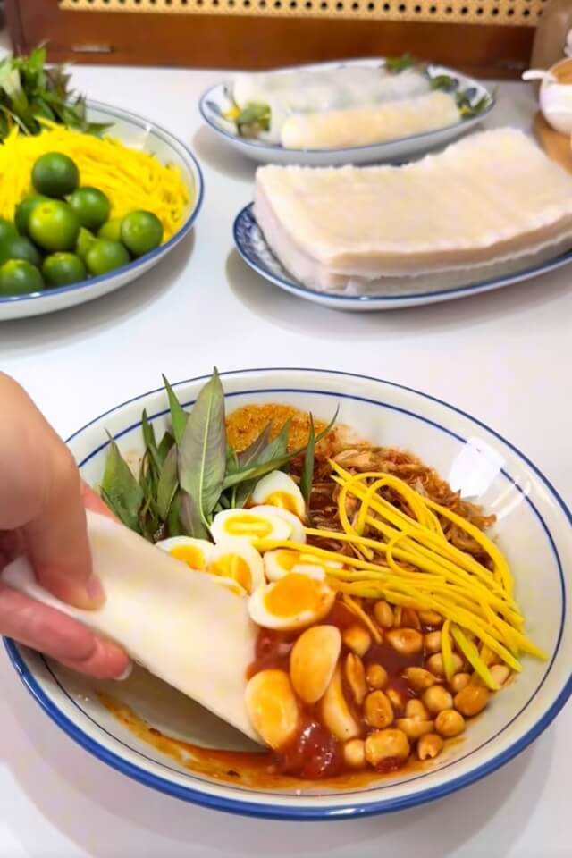 Bắt trend bánh tráng nhúng chấm muối sốt tắc chua cay