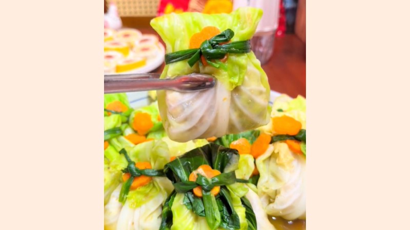 Thưởng thức canh bắp cải túi tiền