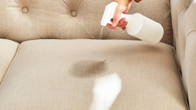 Không nên xịt quá nhiều nước lên sofa Không nên xịt quá nhiều nước lên sofa