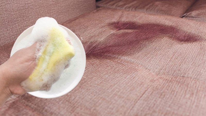 Dùng bọt xà phòng nhẹ Dùng bọt xà phòng nhẹ