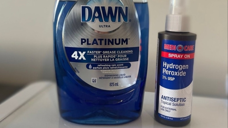 Dùng Oxy già và nước rửa chén Dùng Oxy già và nước rửa chén