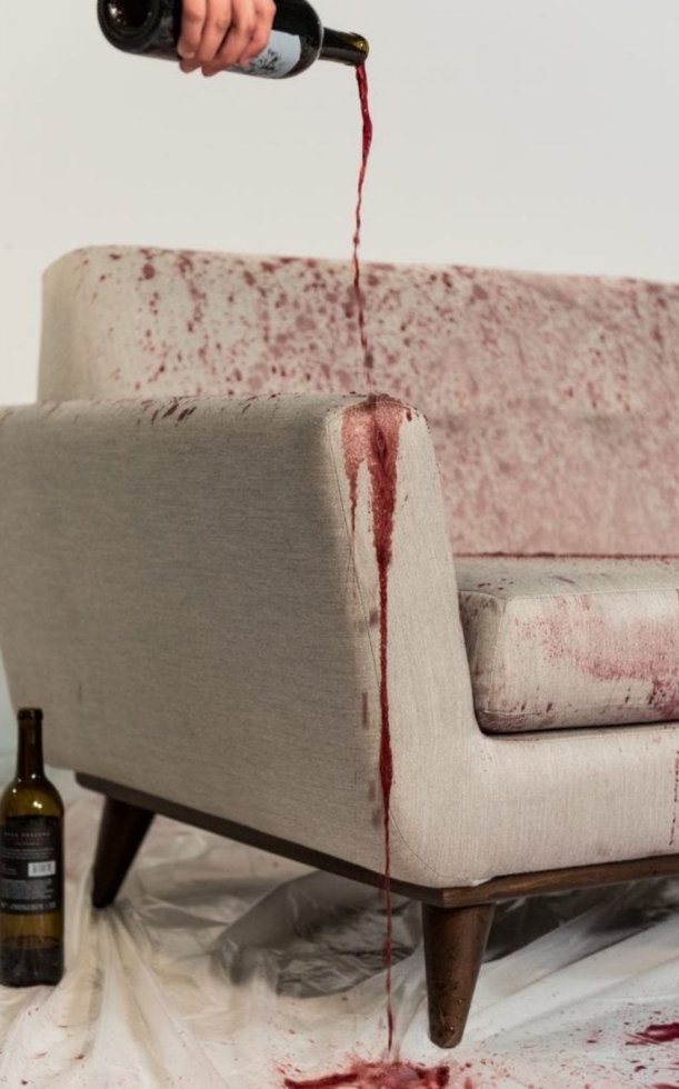 Mẹo tẩy vết rượu vang trên sofa cực nhanh với 4 bước