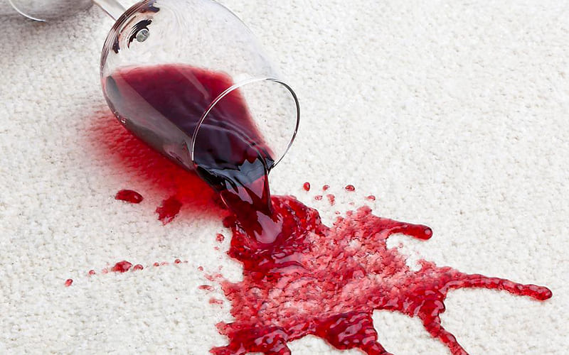 Rượu vang đỏ dính vào váy cưới có giặt sạch hoàn toàn được không? Rượu vang đỏ dính vào váy cưới có giặt sạch hoàn toàn được không?