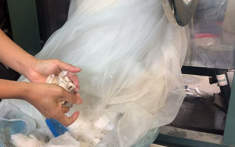 Chà xát quá mạnh tay Chà xát quá mạnh tay