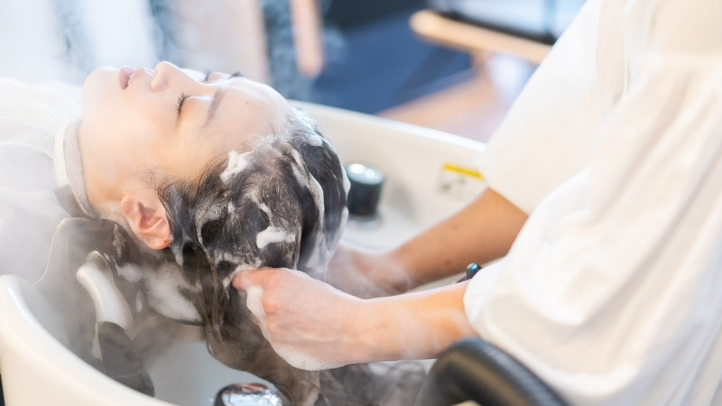 Làm ướt tóc, tạo bọt, massage nhẹ bằng thịt ngón tay và xả lại thật sạch với nước Làm ướt tóc, tạo bọt, massage nhẹ bằng thịt ngón tay và xả lại thật sạch với nước