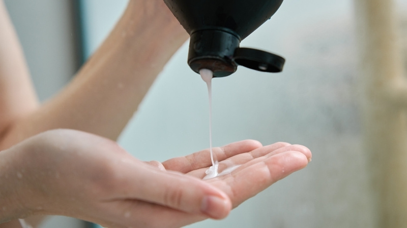 Chọn sản phẩm có độ pH cân bằng, chứa hoạt chất trị nấm và hợp với loại da đầu Chọn sản phẩm có độ pH cân bằng, chứa hoạt chất trị nấm và hợp với loại da đầu