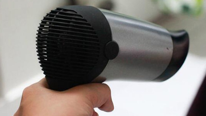 Sử dụng máy sấy tóc