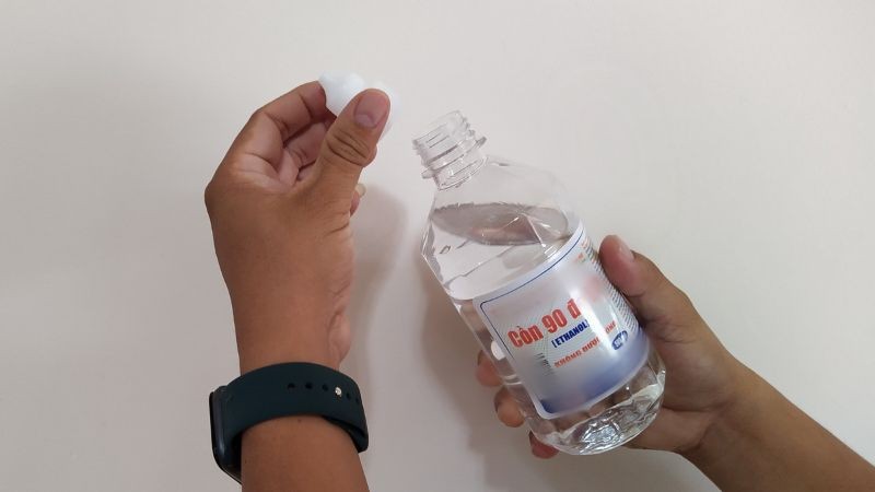 Sử dụng cồn y tế hoặc rượu