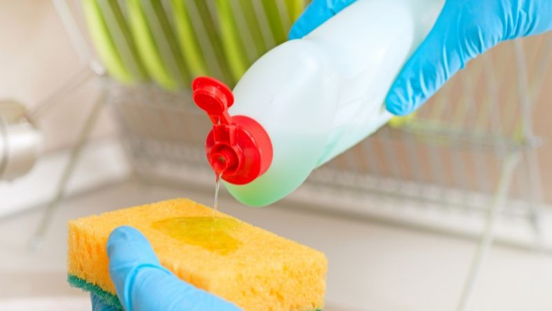 Dùng nước rửa bát và nước ấm