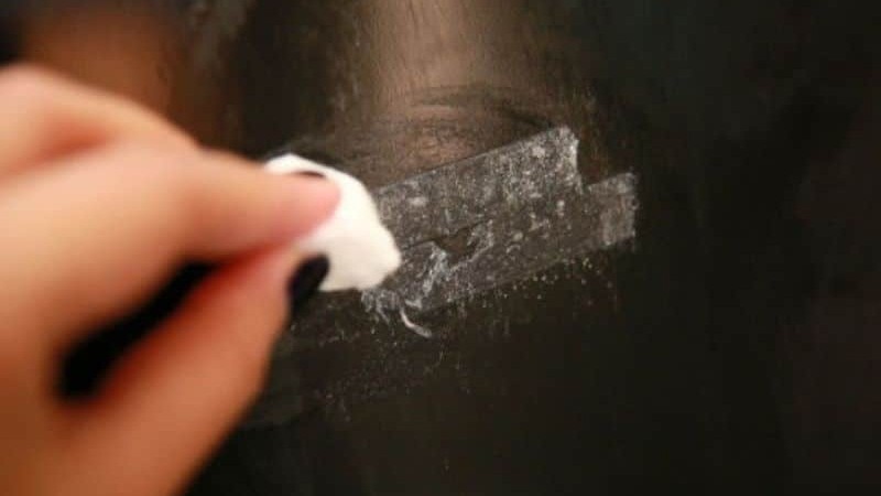 Cách tẩy keo dính trên kính và kim loại