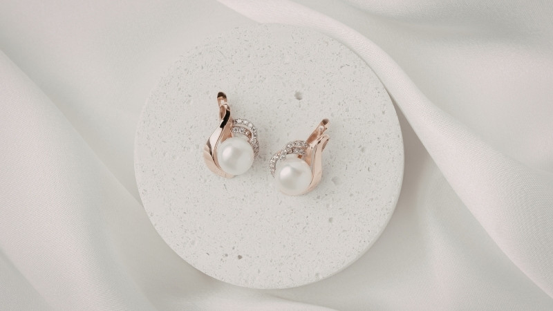 Trang sức ngọc trai hoặc vàng tinh tế Trang sức ngọc trai hoặc vàng tinh tế