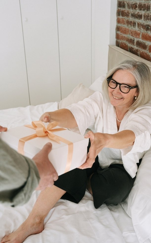 20+ món quà 8/3 cho mẹ ý nghĩa, thiết thực và dễ chọn