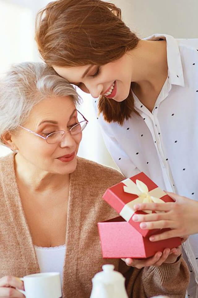 Tổng hợp 10+ quà 8/3 cho bà giản dị mà ấm áp, thể hiện lòng hiếu thảo
