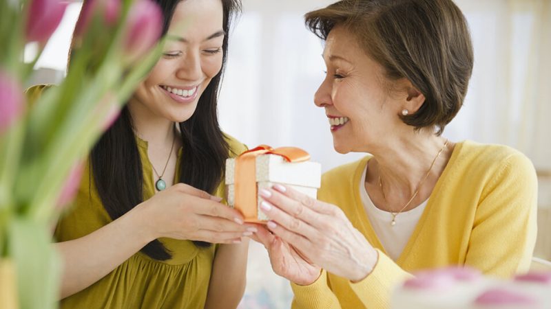 Nên tặng quà trước hay đúng ngày 8/3?