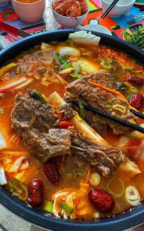 Cách nấu lẩu sườn bò chua cay đậm đà, thịt mềm rục, húp xì xụp ngày mưa