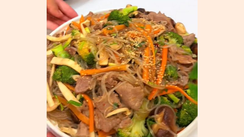 Thưởng thức miến xào bò nấm