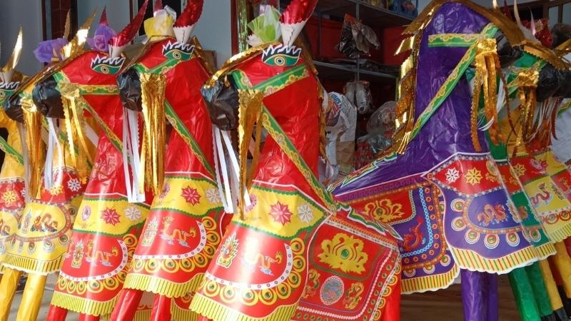 Mỗi màu ngựa tượng trưng cho một hành, giúp cân bằng năng lượng và trấn giữ 5 phương Mỗi màu ngựa tượng trưng cho một hành, giúp cân bằng năng lượng và trấn giữ 5 phương