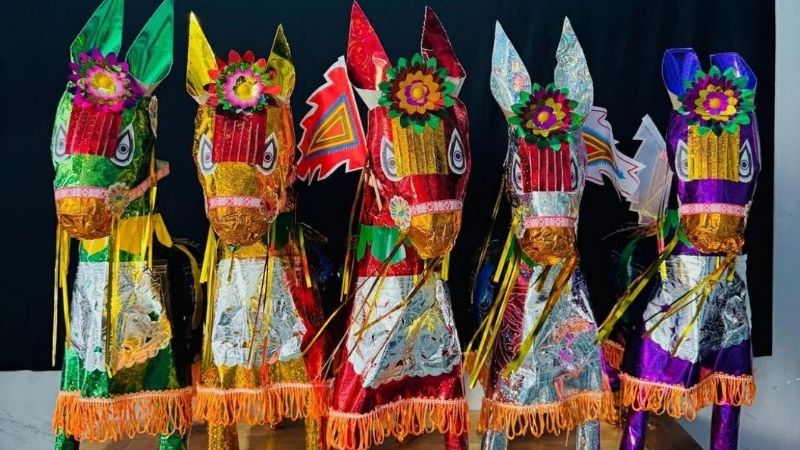 Ngựa Ngũ Phương là bộ mã 5 màu tượng trưng cho Ngũ hành và Ngũ Vị Tôn Quan Ngựa Ngũ Phương là bộ mã 5 màu tượng trưng cho Ngũ hành và Ngũ Vị Tôn Quan