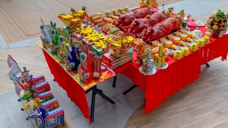 Ngựa Vàng đặt ở trung tâm, các màu khác xếp đối xứng hai bên, đầu hướng ra ngoài Ngựa Vàng đặt ở trung tâm, các màu khác xếp đối xứng hai bên, đầu hướng ra ngoài