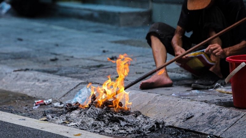 Khai quang, dâng sớ tấu trình rồi hóa mã sau lễ để chuyển tới các vị thần linh Khai quang, dâng sớ tấu trình rồi hóa mã sau lễ để chuyển tới các vị thần linh