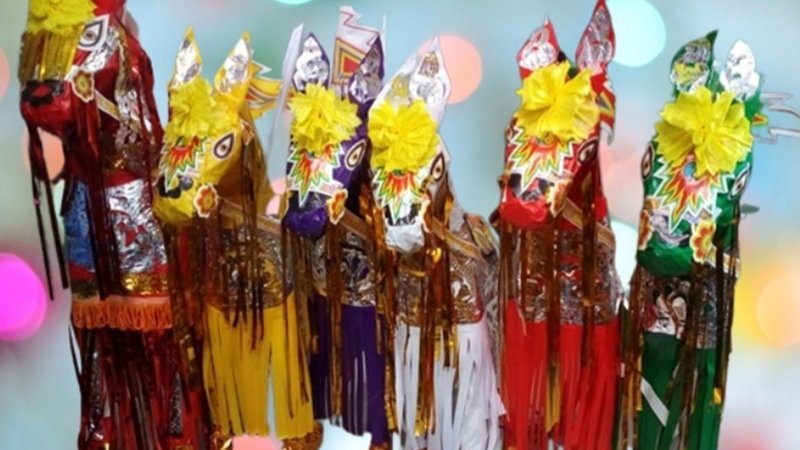 Dâng đủ 5 màu để đảm bảo sự vận hành của Ngũ hành và cầu bình an trọn vẹn 5 phương Dâng đủ 5 màu để đảm bảo sự vận hành của Ngũ hành và cầu bình an trọn vẹn 5 phương