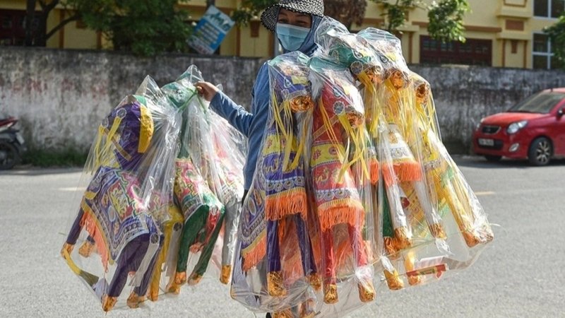 Chọn ngựa có khung chắc, giấy dán phẳng, màu tươi và đủ phụ kiện kiếm, hài, túi Chọn ngựa có khung chắc, giấy dán phẳng, màu tươi và đủ phụ kiện kiếm, hài, túi