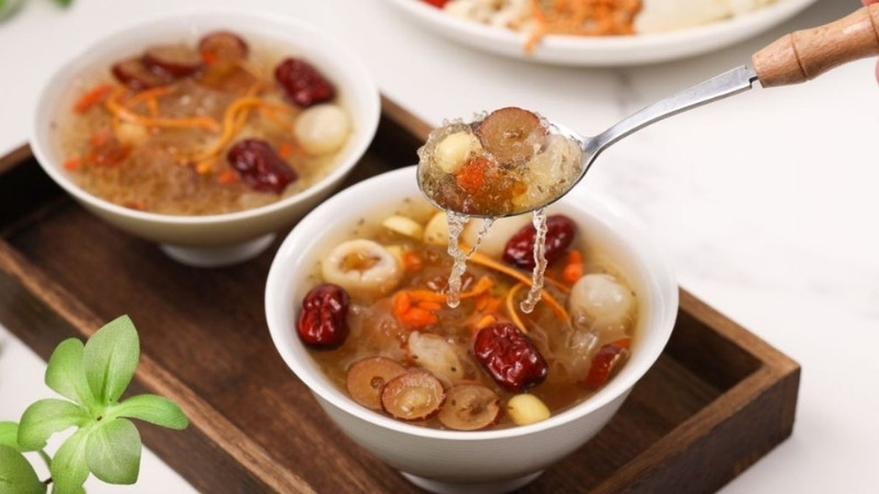 Bà bầu không nên ăn chè dưỡng nhan vì tính hàn và nhựa đào dễ gây kích ứng tử cung Bà bầu không nên ăn chè dưỡng nhan vì tính hàn và nhựa đào dễ gây kích ứng tử cung