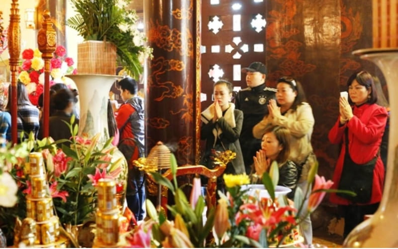 Bài văn khấn hướng dẫn xin phép hạ lễ.