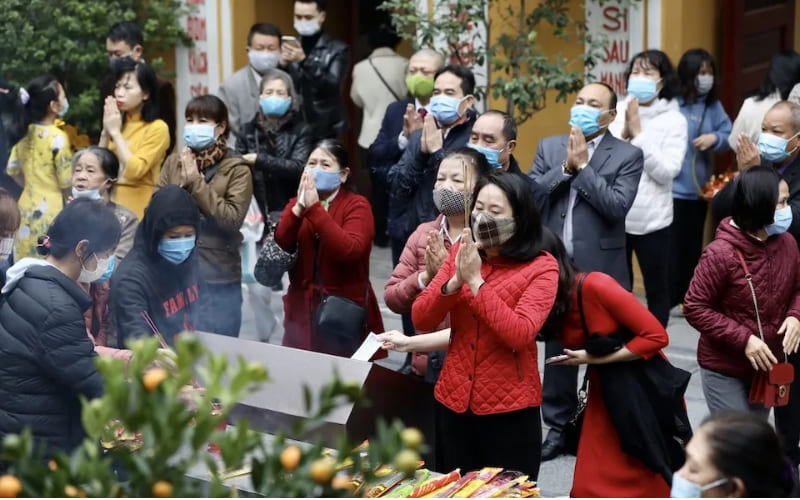 Lộc chùa nên đặt trên bàn thờ trang nghiêm.