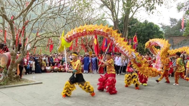 Phần hội gồm nhiều trò chơi dân gian và diễn xướng Cờ lau tập trận sôi động Phần hội gồm nhiều trò chơi dân gian và diễn xướng Cờ lau tập trận sôi động