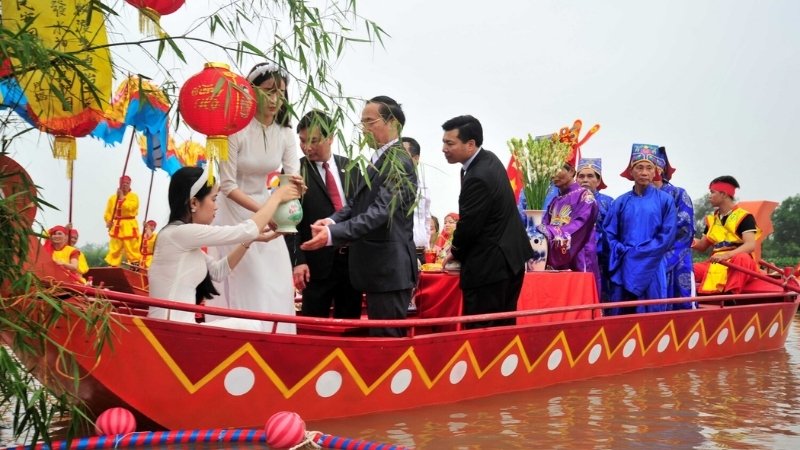 Phần lễ gồm các nghi thức trang nghiêm như rước nước, tế lễ để tri ân tiền nhân Phần lễ gồm các nghi thức trang nghiêm như rước nước, tế lễ để tri ân tiền nhân