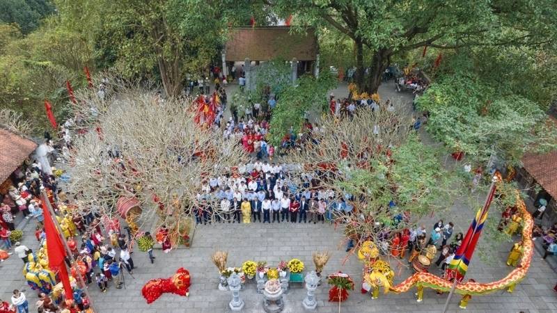 Nên mặc lịch sự, đi giày bệt và giữ trật tự khi tham gia các nghi thức linh thiêng Nên mặc lịch sự, đi giày bệt và giữ trật tự khi tham gia các nghi thức linh thiêng