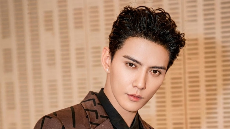 Tóc ngắn vuốt cao, uốn xoăn