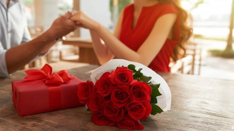 Không nên tặng những món quà quá đắt tiền Không nên tặng những món quà quá đắt tiền