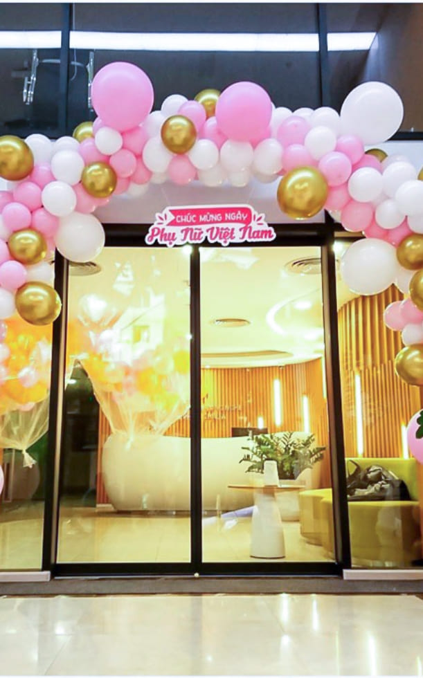 30+ Ý tưởng trang trí 8/3 văn phòng đẹp, ấn tượng & tiết kiệm