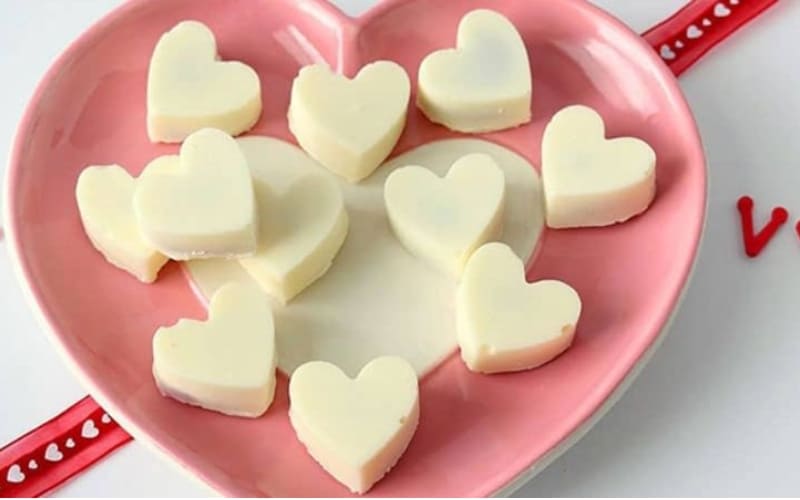 Chocolate trắng tượng trưng tình yêu tinh khiết.