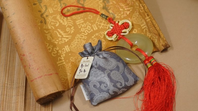 Mang theo túi trầm, đồng xu cổ hoặc vật phẩm hợp mệnh để cầu bình an, tài lộc suôn sẻ Mang theo túi trầm, đồng xu cổ hoặc vật phẩm hợp mệnh để cầu bình an, tài lộc suôn sẻ